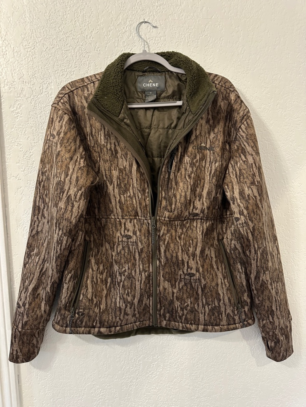 Chêne Gear Men’s Over/Under Camo Jacket (Mossy Oak Bottomland)